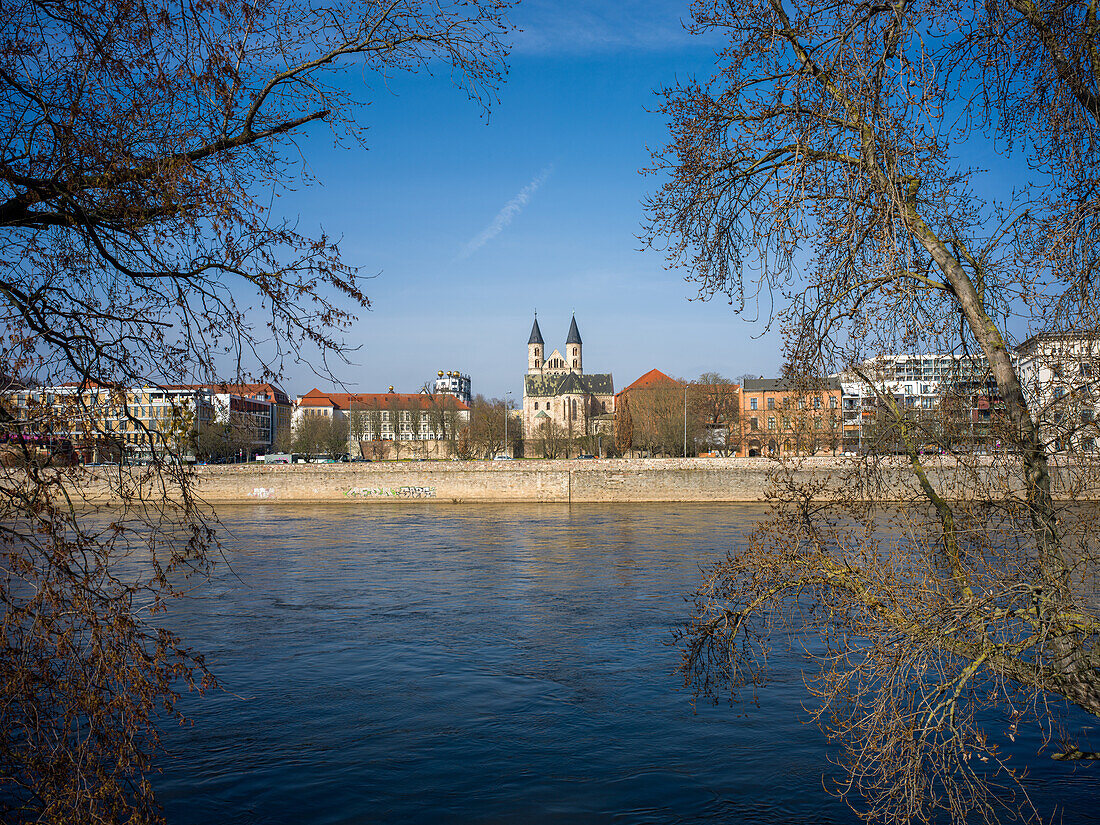  View over the Elbe to the monastery of Our Lady, Magdeburg, Saxony-Anhalt, Central Germany, Germany, Europe 