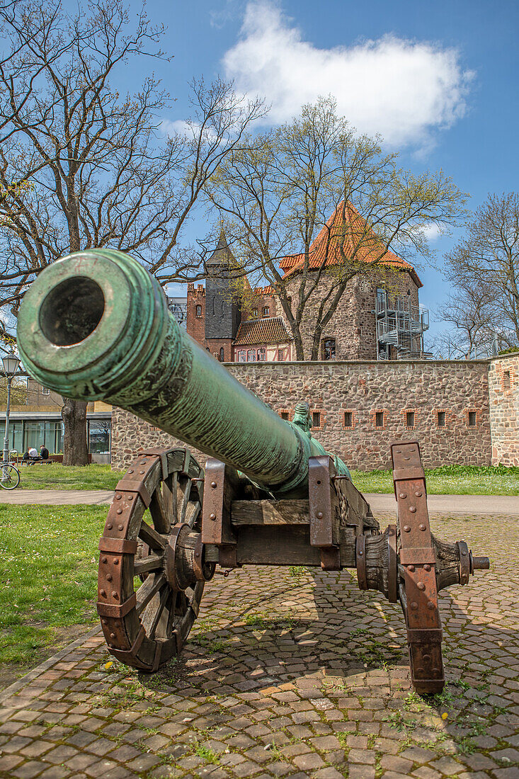 Historisches Geschütz vor der Lukasklause, Magdeburg, Sachsen-Anhalt, Mitteldeutschland, Deutschland, Europa