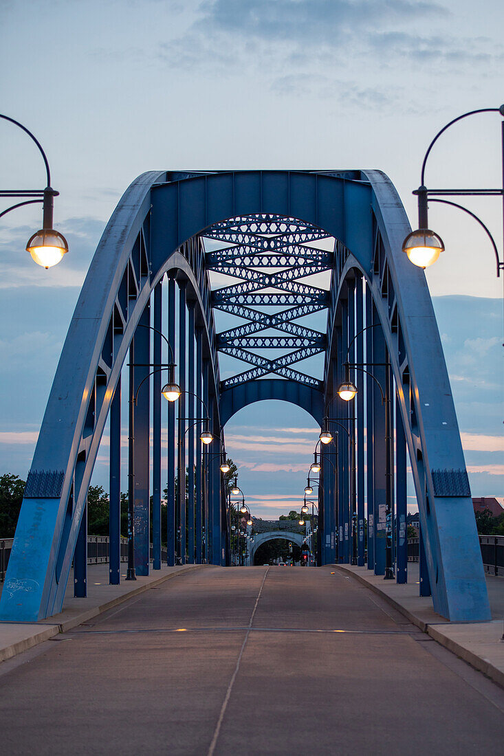  Sternbrücke in the evening, Elbe, Magdeburg, Saxony-Anhalt, Central Germany, Germany, Europe 