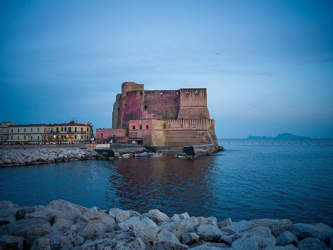  Castel dell&#39;Ovo in the evening, in the background you can see the island of Capri, Naples, Campania, Southern Italy, Italy, Europe 