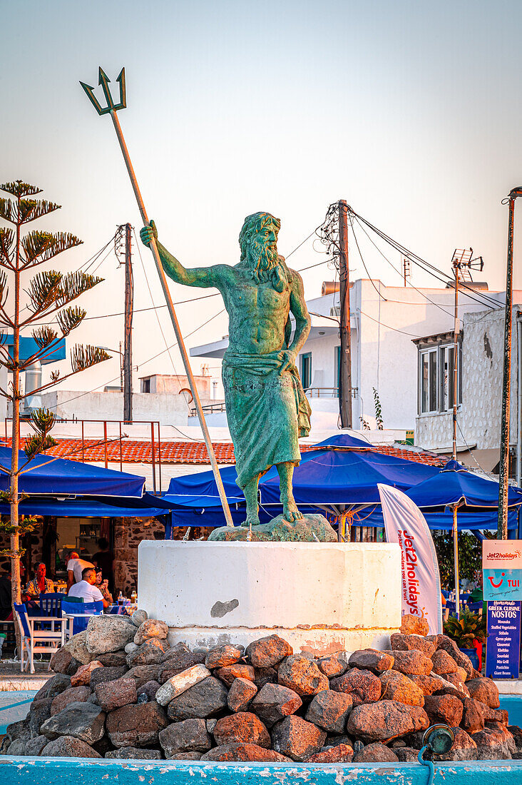 Die Statue von Poseidon am Hafen von Mastichari auf der Insel Kos, Mastichari, Kos, Griechenland