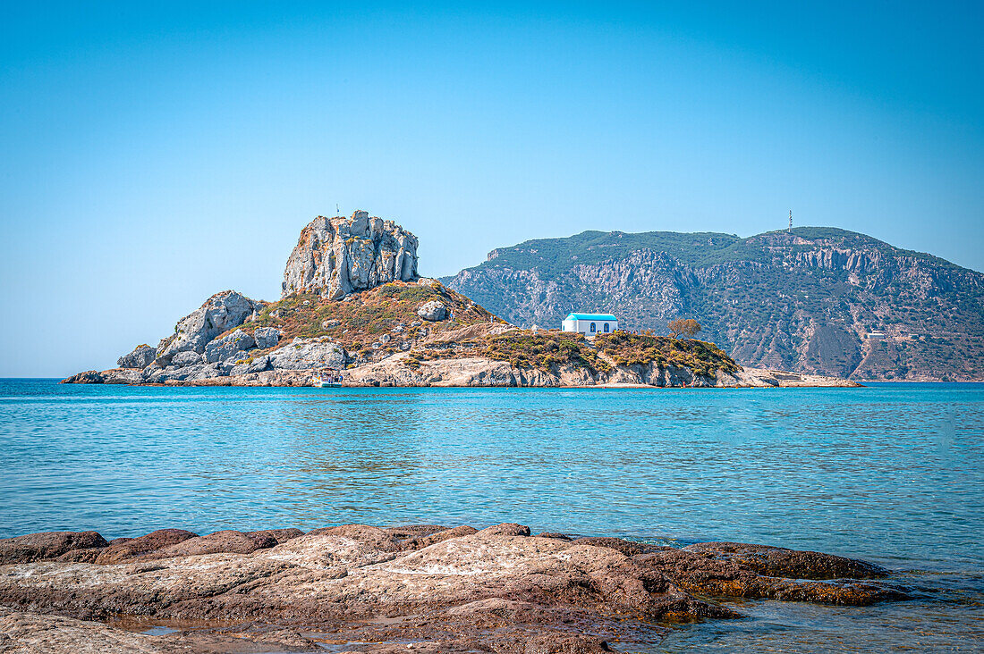 Blick auf eine kleine Kapelle auf der Insel Kastri von Kefalos aus, Kefalos, Kos, Griechenland