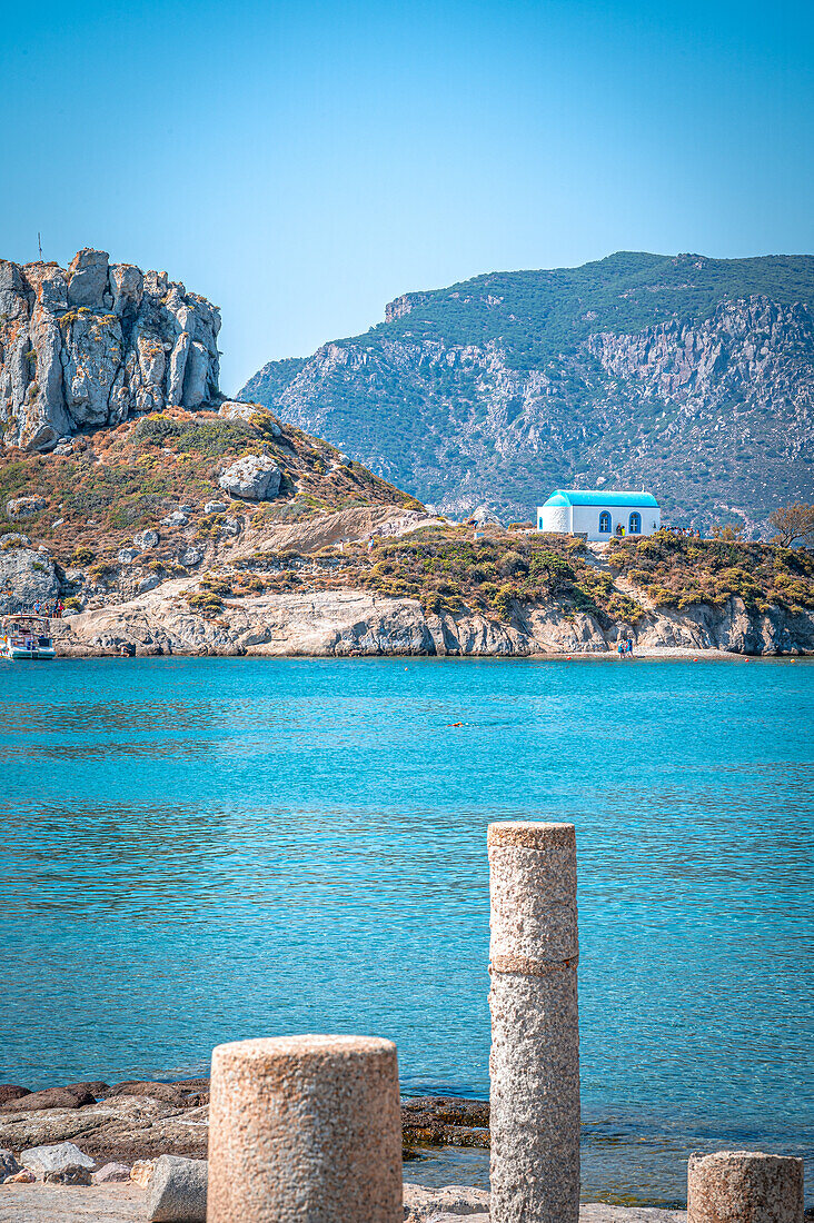 Blick auf eine kleine Kapelle auf der Insel Kastri von Kefalos aus, Kefalos, Kos, Griechenland