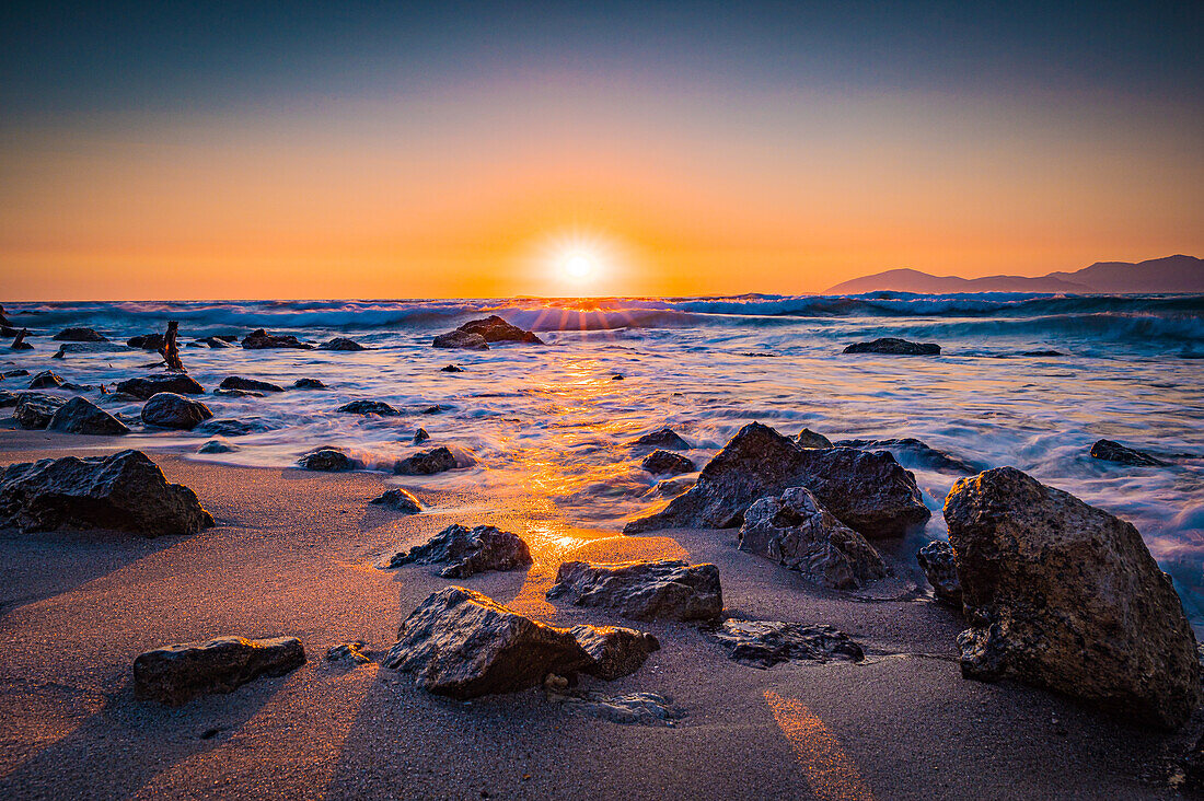 Strand auf der Insel Kos in der Nähe der Stadt Mastichari im Sommer bei Sonnenuntergang, Mastichari, Kos, Griechenland