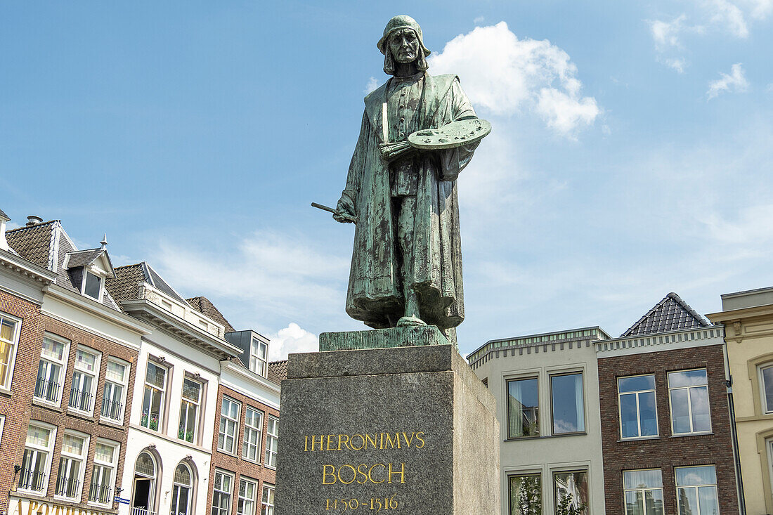 Die Statue von Hieronymus Bosch in der Mitte des Marktplatzes von 's-Hertogenbosch, entworfen von August Falise, Niederlande