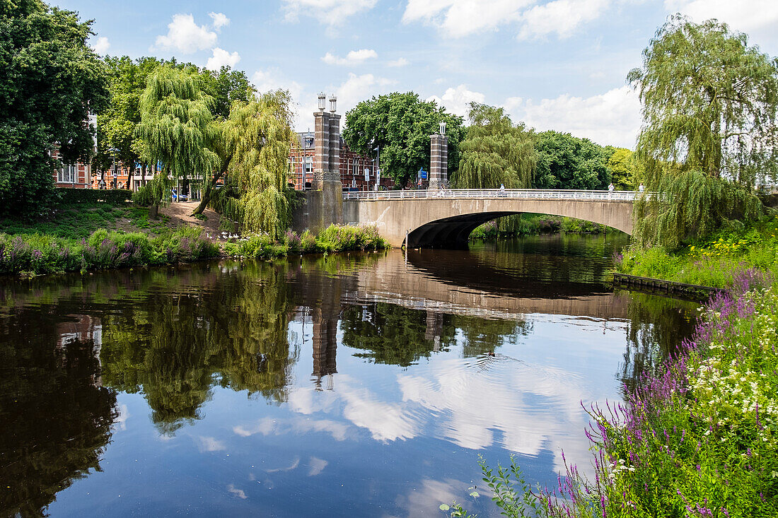 Die Wilhelminabrücke (Baujahr 1954) in Den Bosch, Nordbrabant, Niederlande. Eine Brücke, die den Fluss de Dommel in der Nähe des Stadtzentrums überquert