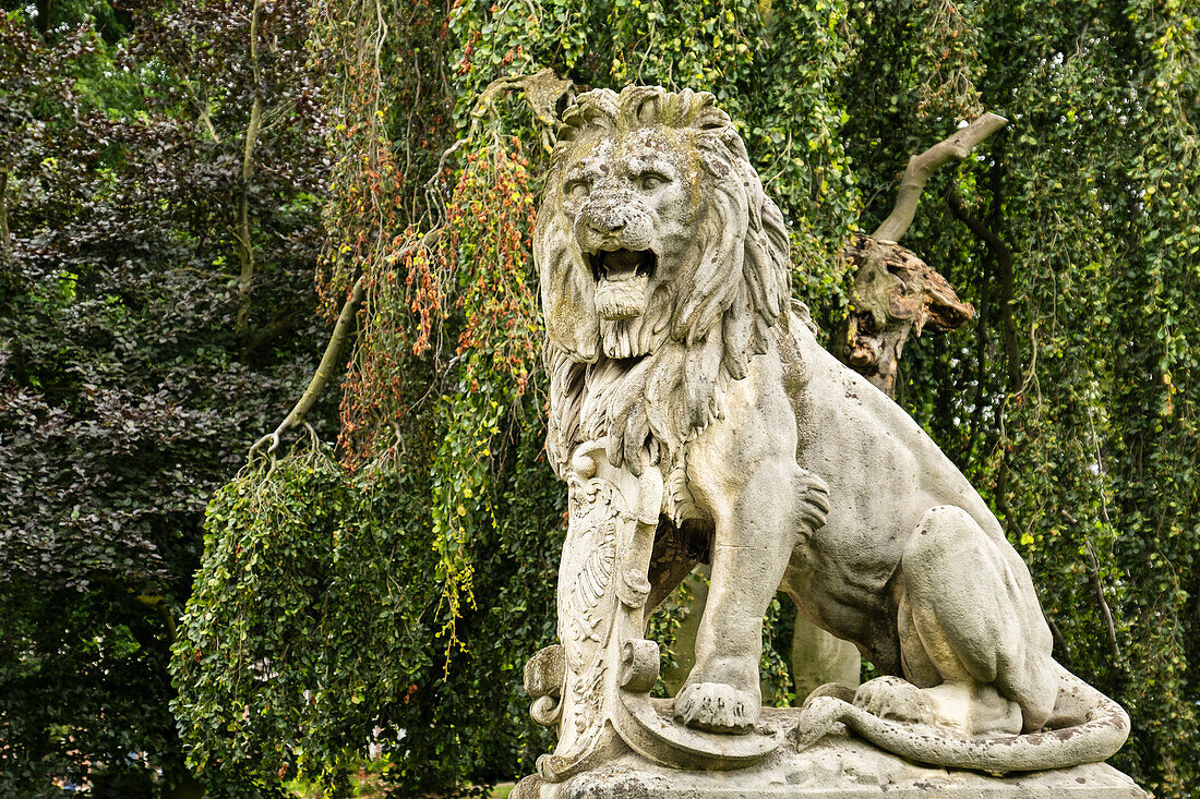  Alte Löwenstatue im Kronenburgpark, Nijmegen, Niederlande, Europa. 