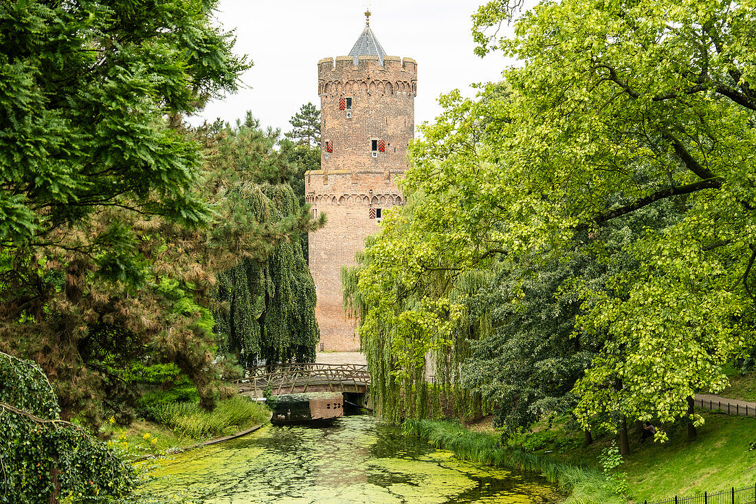  Die Kruittoren (Pulverturm) und ein See im wunderschönen Kronenburgpark in Nijmegen, Niederlande. 