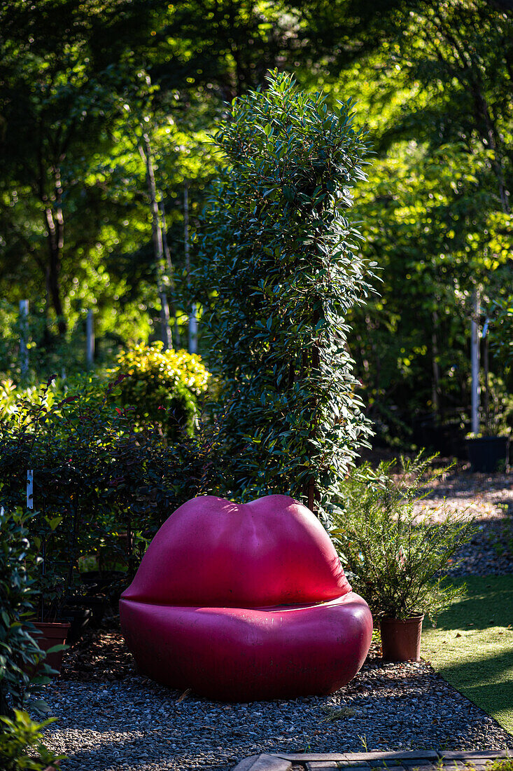 Gartendekor rote Lippen Bank, sonniger Tag