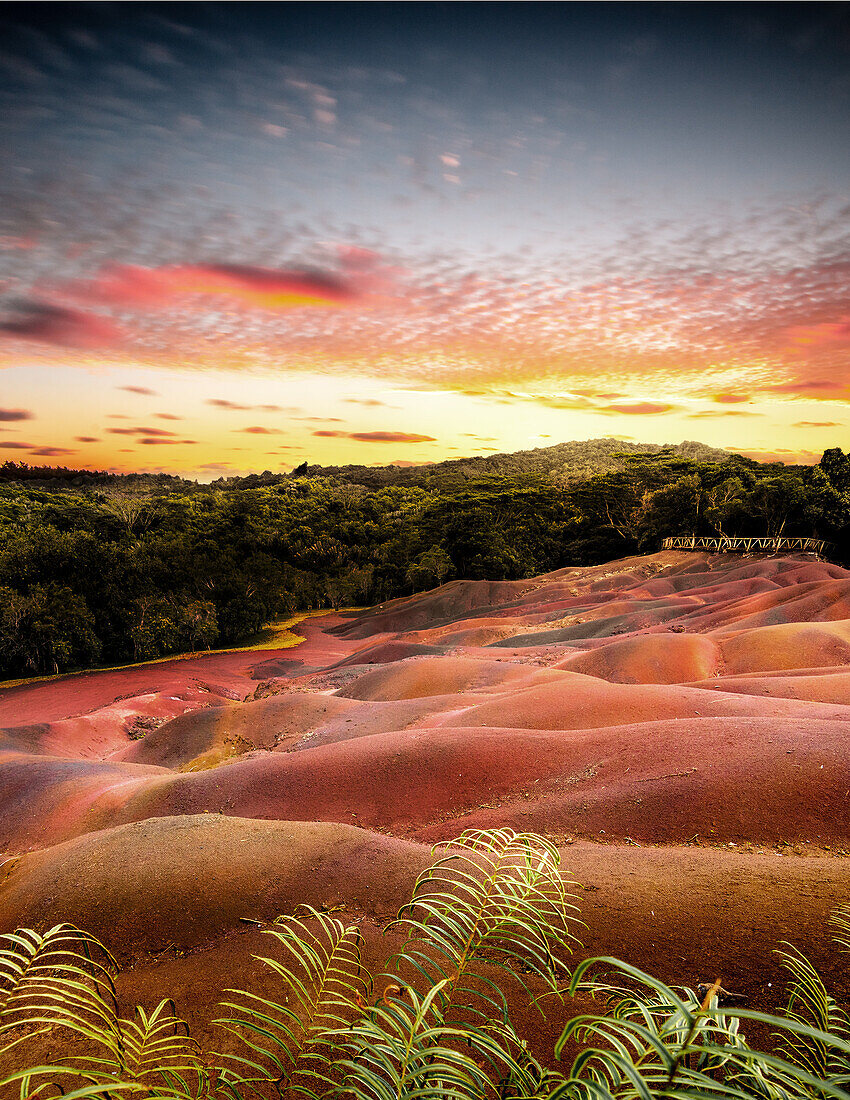 Berglandschaft im Sommer in der Abenddämmerung, Mauritius, Afrika