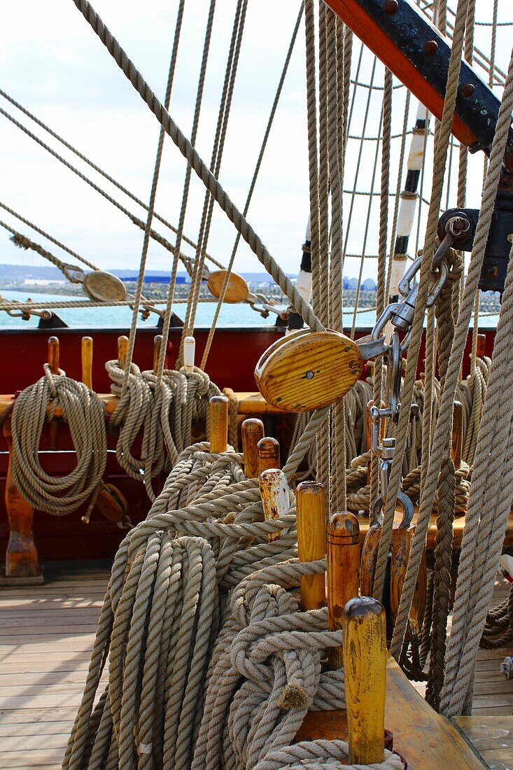 Tauhalterungen auf dem Segelschiff