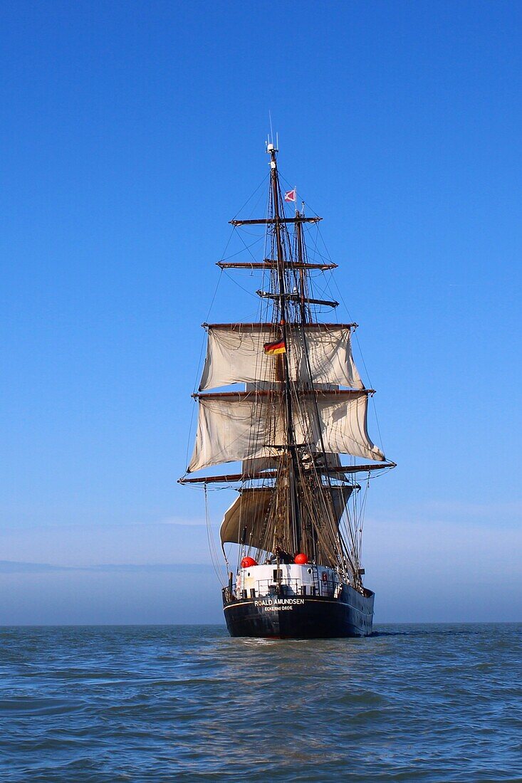  By sailing ship on the North Sea 