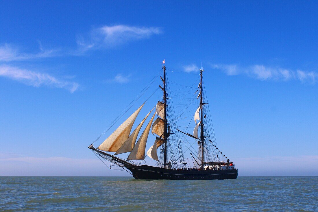  By sailing ship on the North Sea 