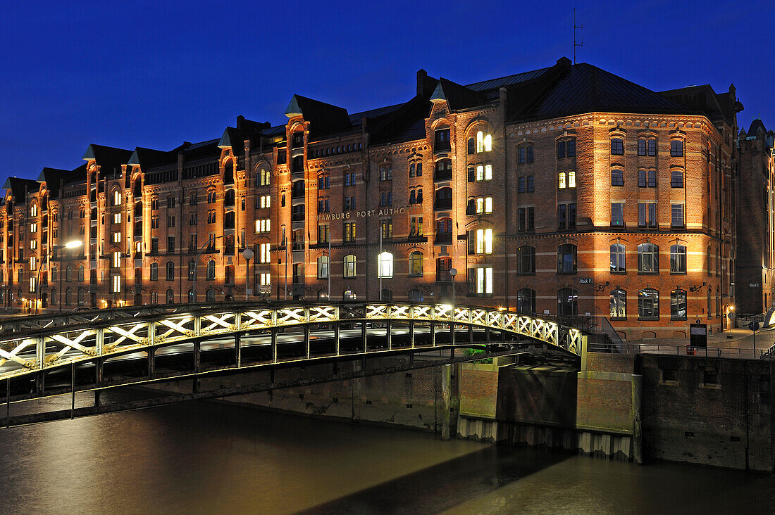  Zollkanal-Bank in der Speicherstadt (Stadt der Lagerhäuser), HafenCity-Viertel, Hamburg, Deutschland, Europa 