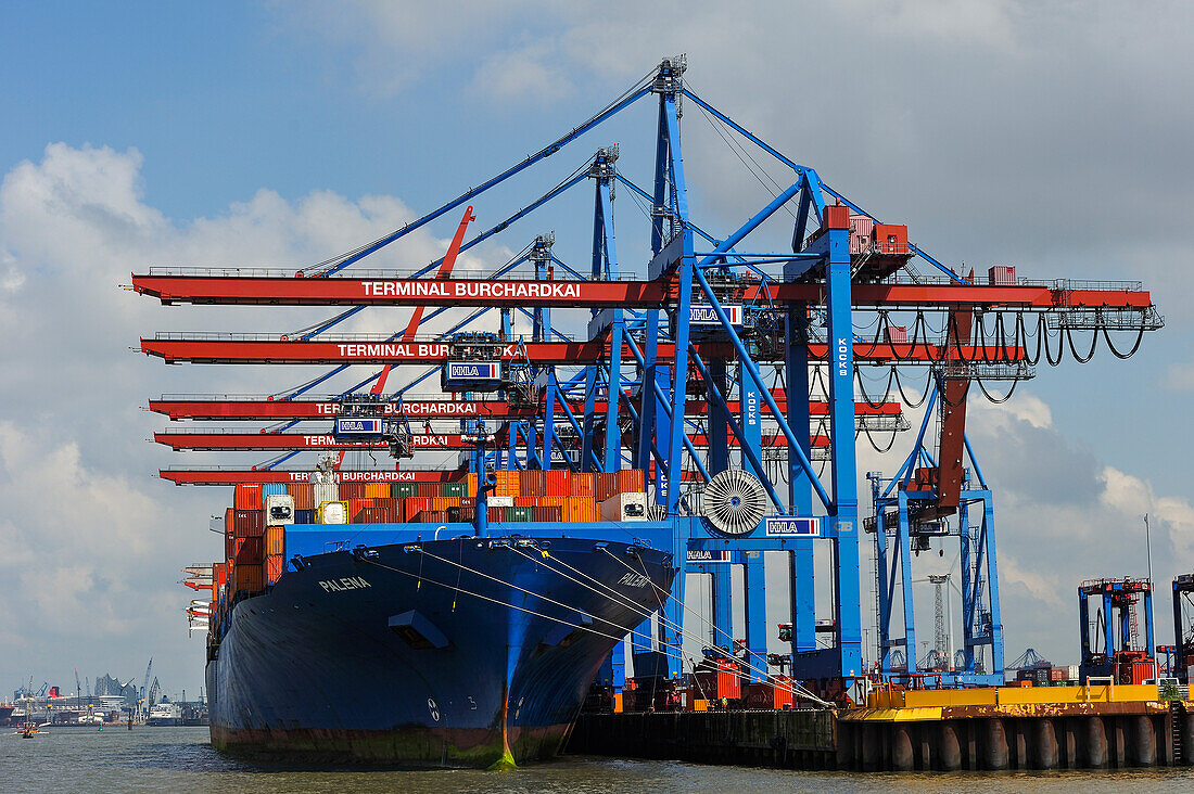 Containerschiff im Hamburger Hafen, Deutschland, Europa