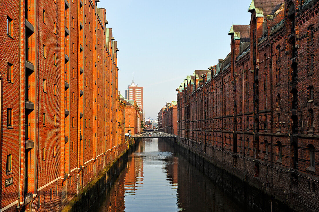  Blick auf den Brookfleet-Kanal in der Speicherstadt (Stadt der Lagerhäuser), HafenCity-Viertel, Hamburg, Deutschland, Europa 