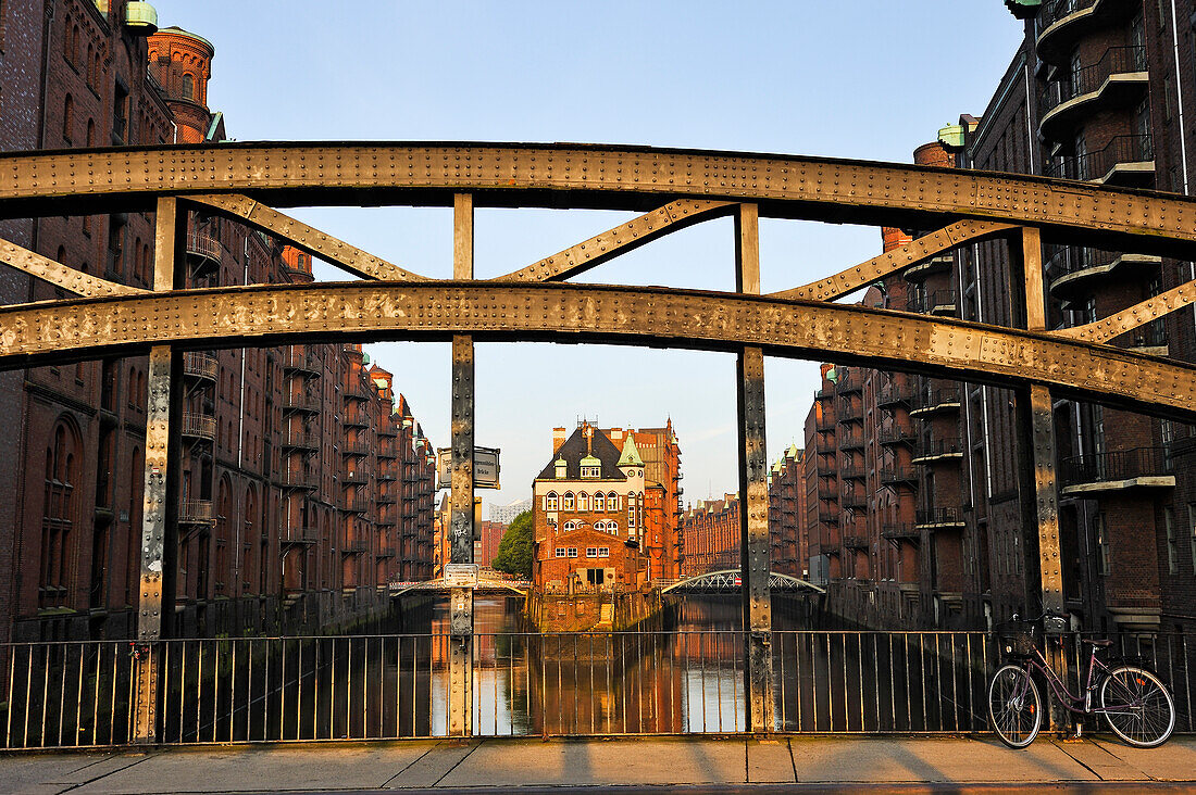  Teehaus und Restaurant Wasserschloss in der Speicherstadt von der Poggenmühlenbrücke aus gesehen, HafenCity-Viertel, Hamburg, Deutschland, Europa 