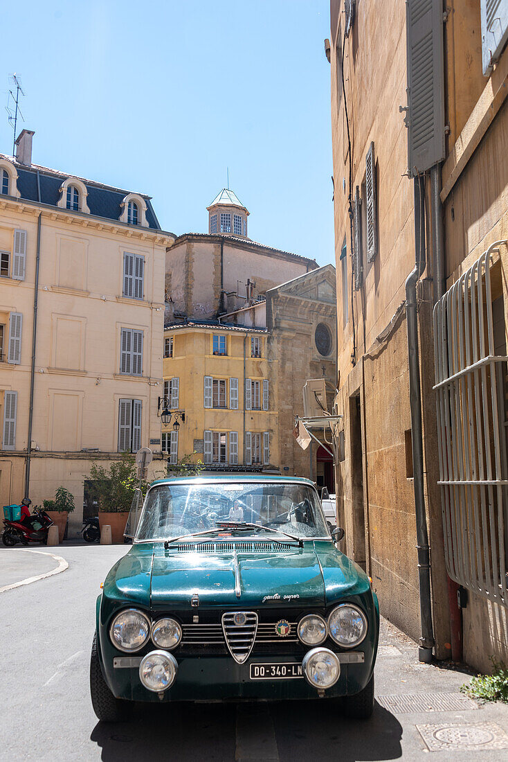  Alpha Romeo, vintage car, houses in the old town, Aix-en-Provence, Provence-Alpes-Côte d&#39;Azur, France 