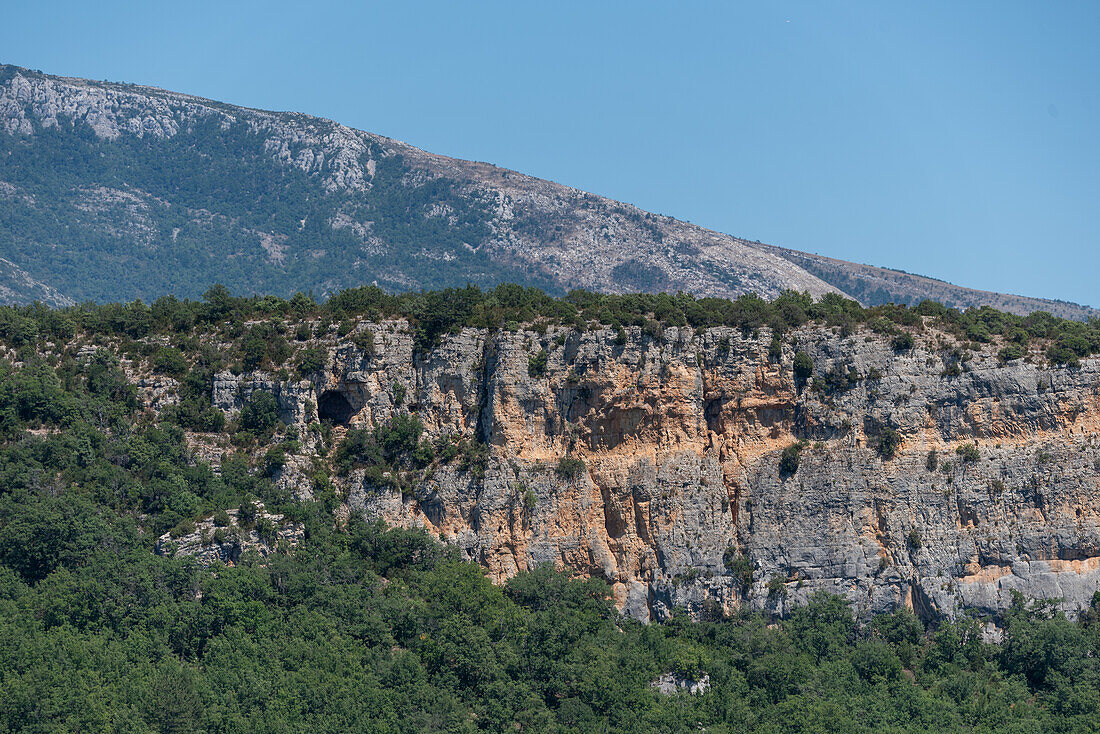  Rocks, rocky outcrops, mountains near the village of Bauduen on Lac de Sainte-Croix, Bauduen, Provence-Alpes-Côte d&#39;Azur, France 