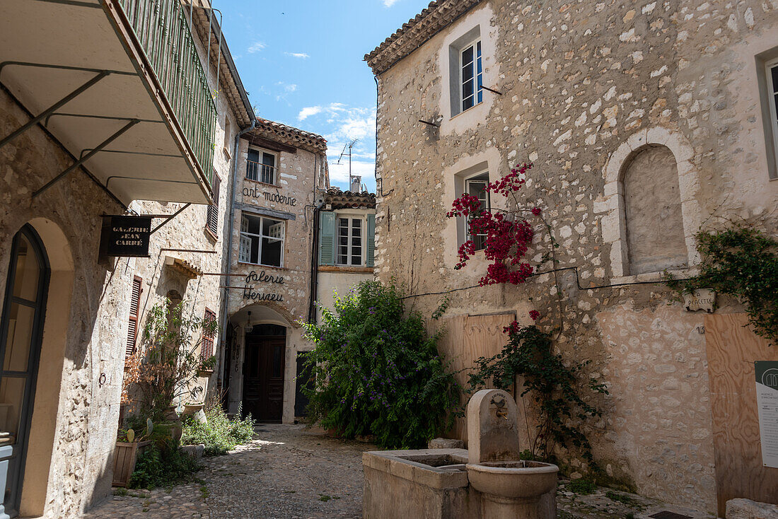 Hinterhof mit Galerie, alter Brunnen, Saint-Paul-de-Vence, Provence-Alpes-Côte d'Azur, Frankreich