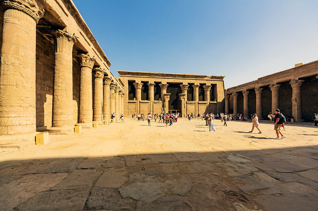 Der Tempel von Edfu ist eine altägyptische Tempelanlage am westlichen Rand der Stadt Edfu in Oberägypten, Ägypten