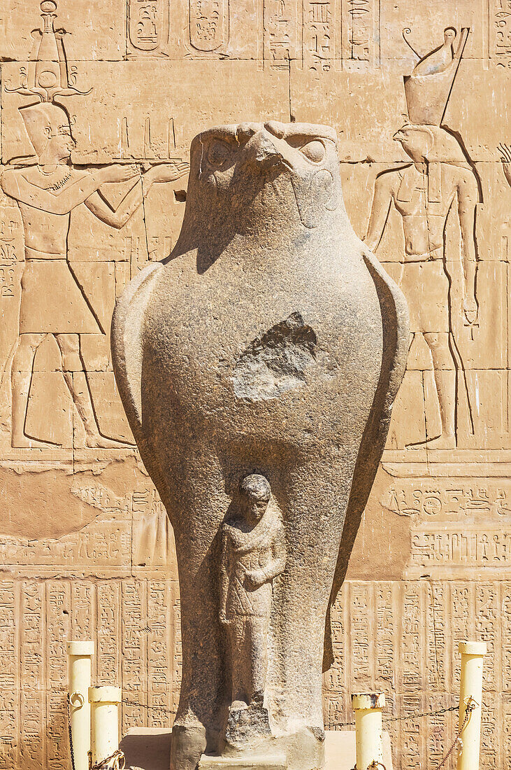 Der Tempel von Edfu ist eine altägyptische Tempelanlage am westlichen Rand der Stadt Edfu in Oberägypten, Ägypten