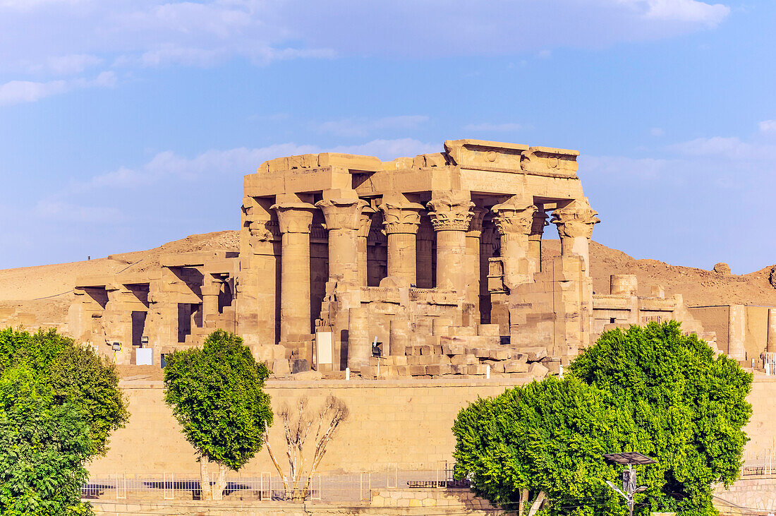 Der Doppeltempel von Kom Ombo ist eine altägyptische Tempelanlage am östlichen Nilufer in Oberägypten, Ägypten