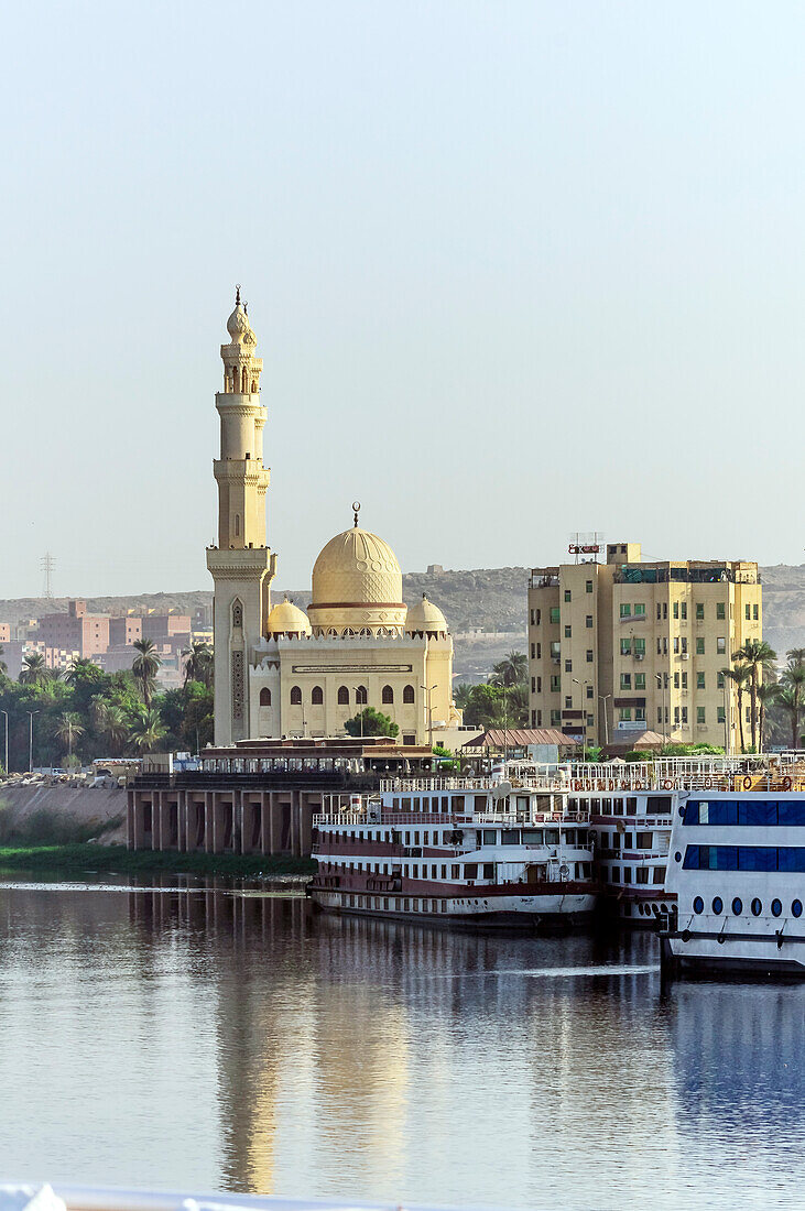  Aswan, banks of the Nile with El Tabia Mosque 