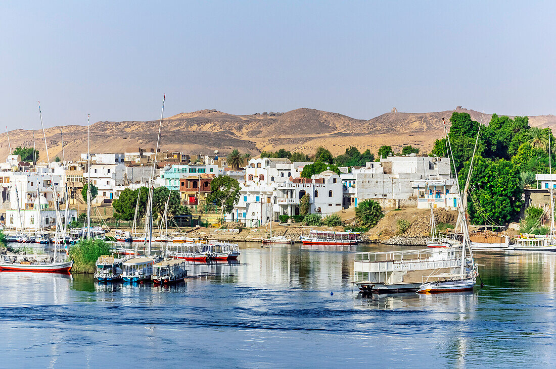 Fluss Nil und Nilufer, Boote, bei Assuan, Ägypten