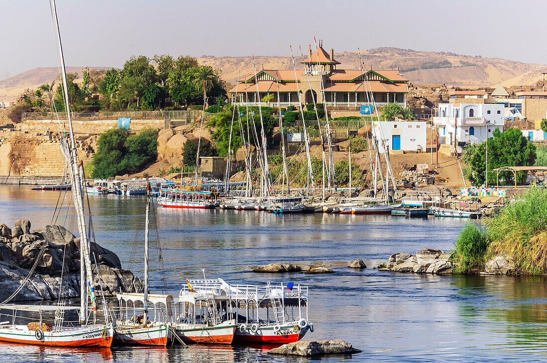 Fluss Nil und Nilufer, Boote, bei Assuan, Ägypten