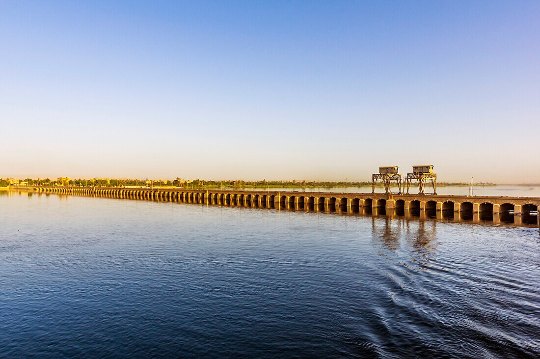 Esna-Stauwehr mit Schleuse; im Hintergrund der moderne Esna-Damm, Ägypten