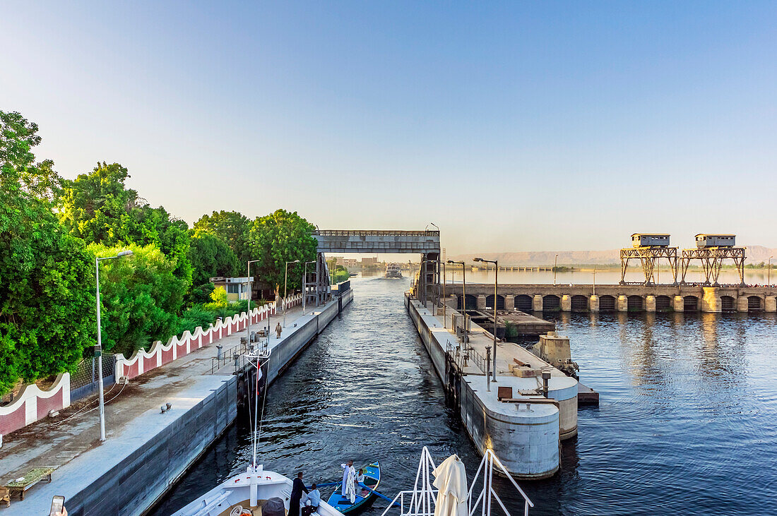  Esna weir with lock; in the background the modern Esna dam. 