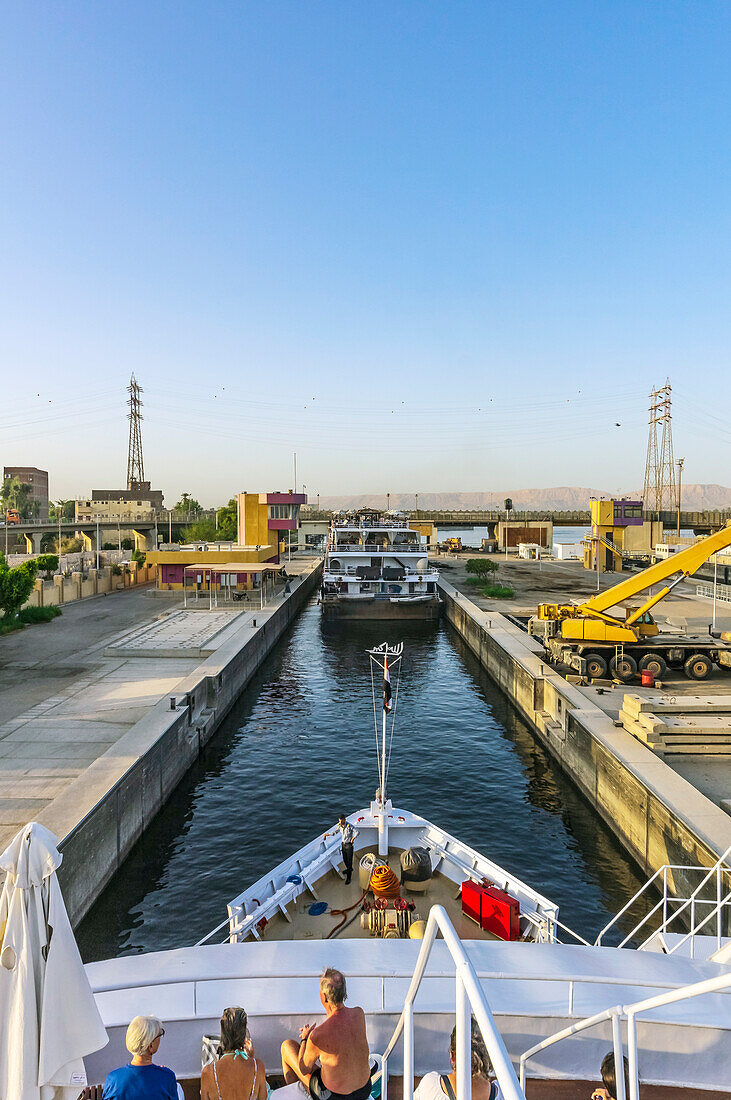  Esna weir with lock; in the background the modern Esna dam. 