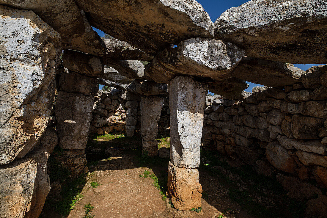 Säulenhalle. Talayotisches Dorf Torre d'en Galmés, Alaior, Menorca, Balearen, Spanien