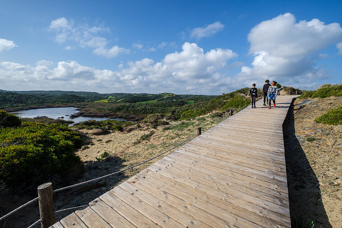 Holzsteg in Cala Tortuga und Bassa de Morella, Naturpark s'Albufera des Grau, Menorca, Balearen, Spanien