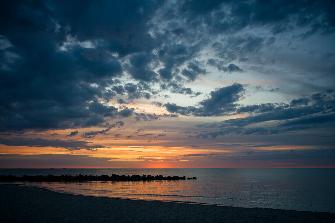 Sonnenuntergang am Strand von Ahrenshoop, Ahrenshoop, Ostsee, Fischland, Darß, Zingst, Mecklenburg-Vorpommern, Landesteil Vorpommern, Deutschland, Europa