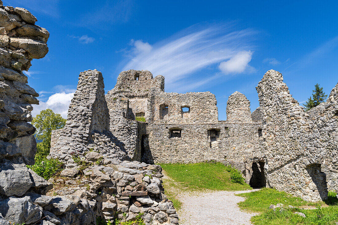 Auf der Burgruine Hohenfreyberg im Ostallgäu bei Pfronten, Bayern, Deutschland, Europa