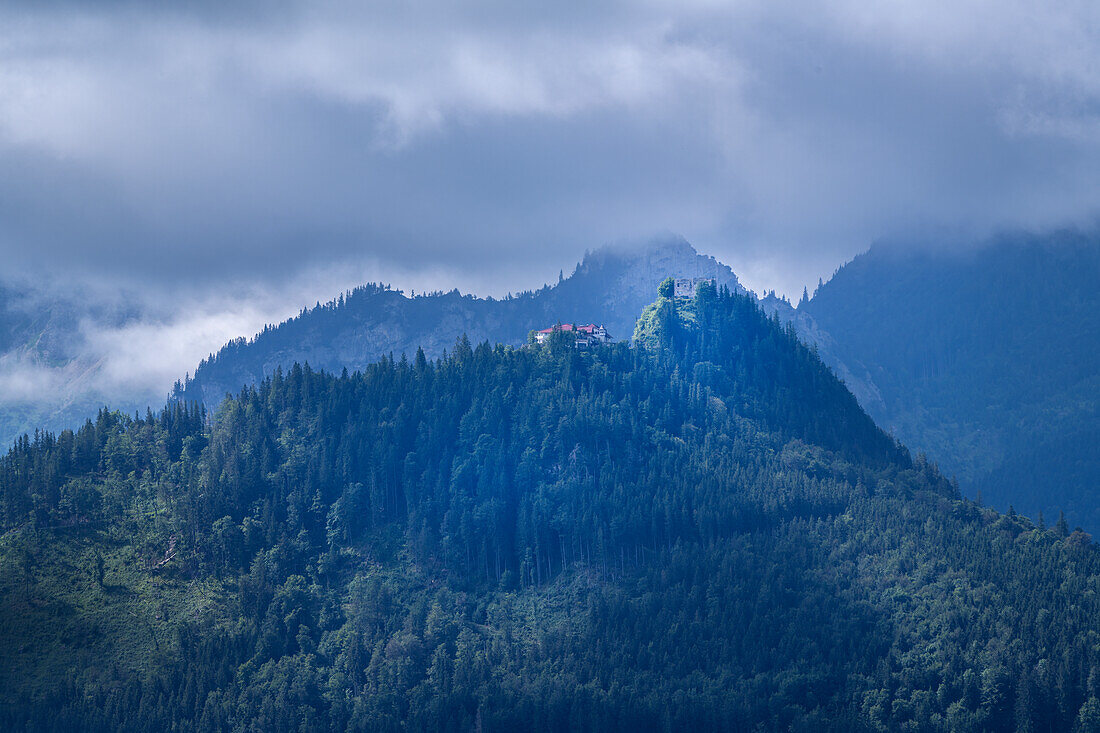 Blick auf die Burgruine Falkenstein im Ostallgäu bei Pfronten, Bayern, Deutschland, Europa