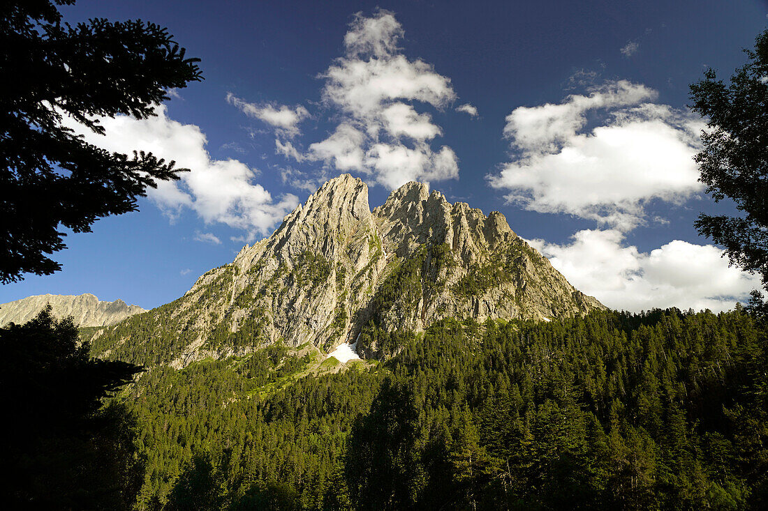 Die Bergkette Els Encantats im Nationalpark Aigüestortes i Estany de Sant Maurici, Katalonien, Spanien, Europa