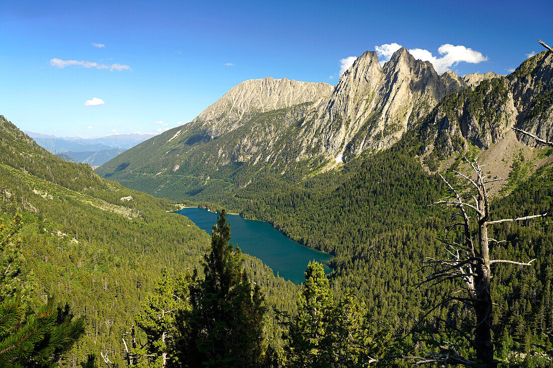  The Estany de Sant Maurici lake and the Els Encantats mountain range in the Aigüestortes i Estany de Sant Maurici National Park seen from above, Catalonia, Spain, Europe 