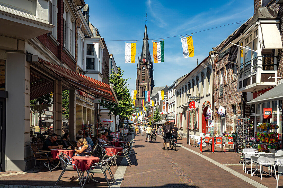 Fussgängerzone Hauptstrasse und die Wallfahrtskirche Marienbasilika in Kevelaer, Niederrhein, Nordrhein-Westfalen, Deutschland, Europa