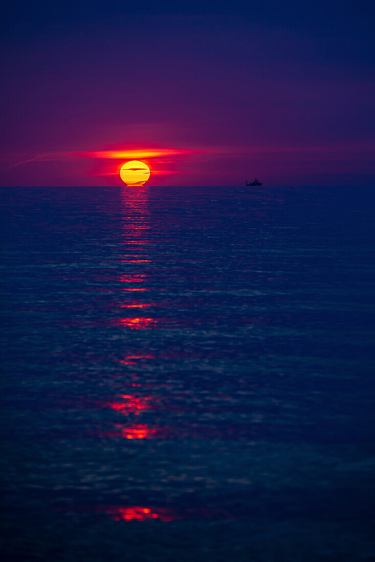 Sonnenuntergang über der Ostsee, Weststrand, Ahrenshoop, Prerow, Ostsee, Fischland, Darß, Zingst, Mecklenburg-Vorpommern, Landesteil Vorpommern, Deutschland, Europa