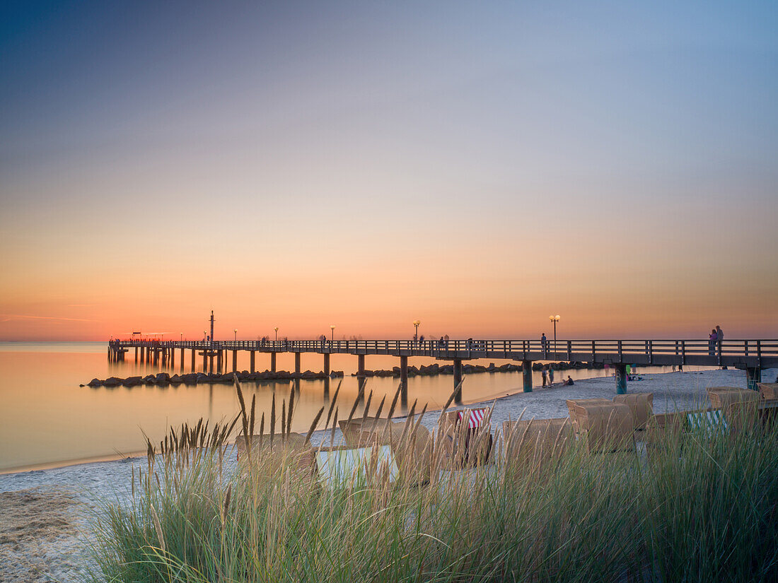 Sonnenuntergang an der Seebrücke in Wustrow, Wustrow, Ostsee, Fischland, Darß, Zingst, Mecklenburg-Vorpommern, Deutschland, Europa