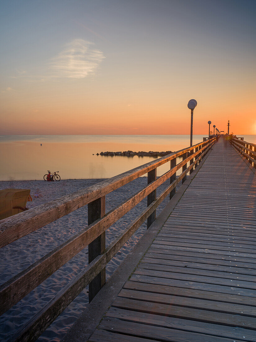 Sonnenuntergang an der Seebrücke in Wustrow, Wustrow, Ostsee, Fischland, Darß, Zingst, Mecklenburg-Vorpommern, Deutschland, Europa