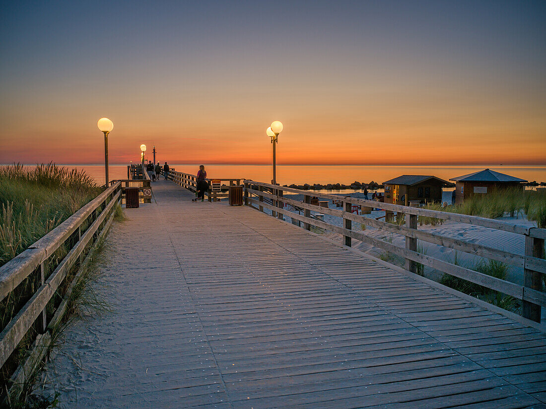 Sonnenuntergang an der Seebrücke in Wustrow, Wustrow, Ostsee, Fischland, Darß, Zingst, Mecklenburg-Vorpommern, Deutschland, Europa