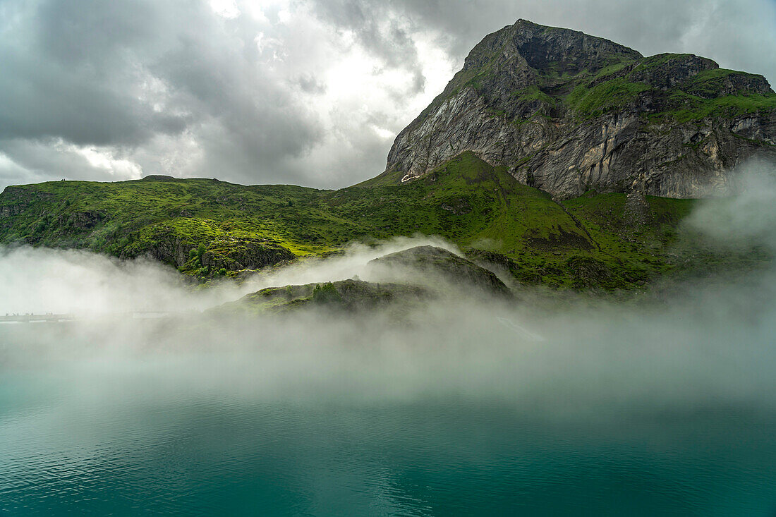 Der Stausee Lac des Gloriettes in den Pyrenäen bei Gavarnie-Gèdre, Frankreich, Europa