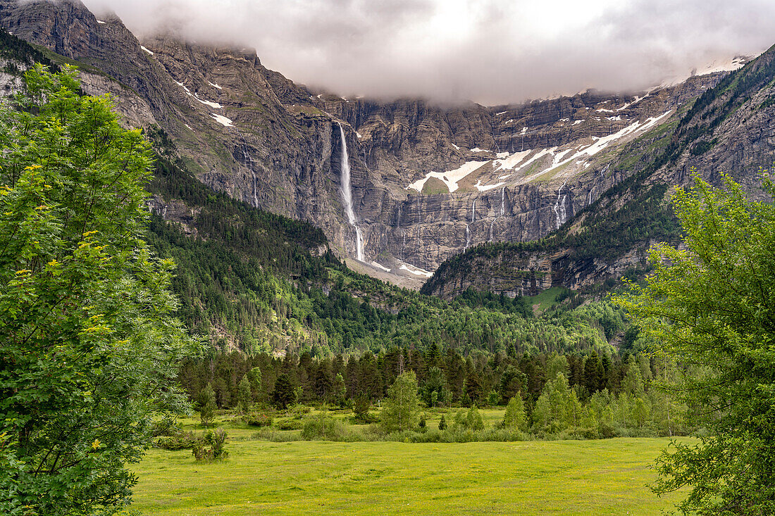  The Cirque de Gavarnie, UNESCO World Heritage Site in the Pyrenees National Park near Gavarnie-Gèdre, France, Europe 