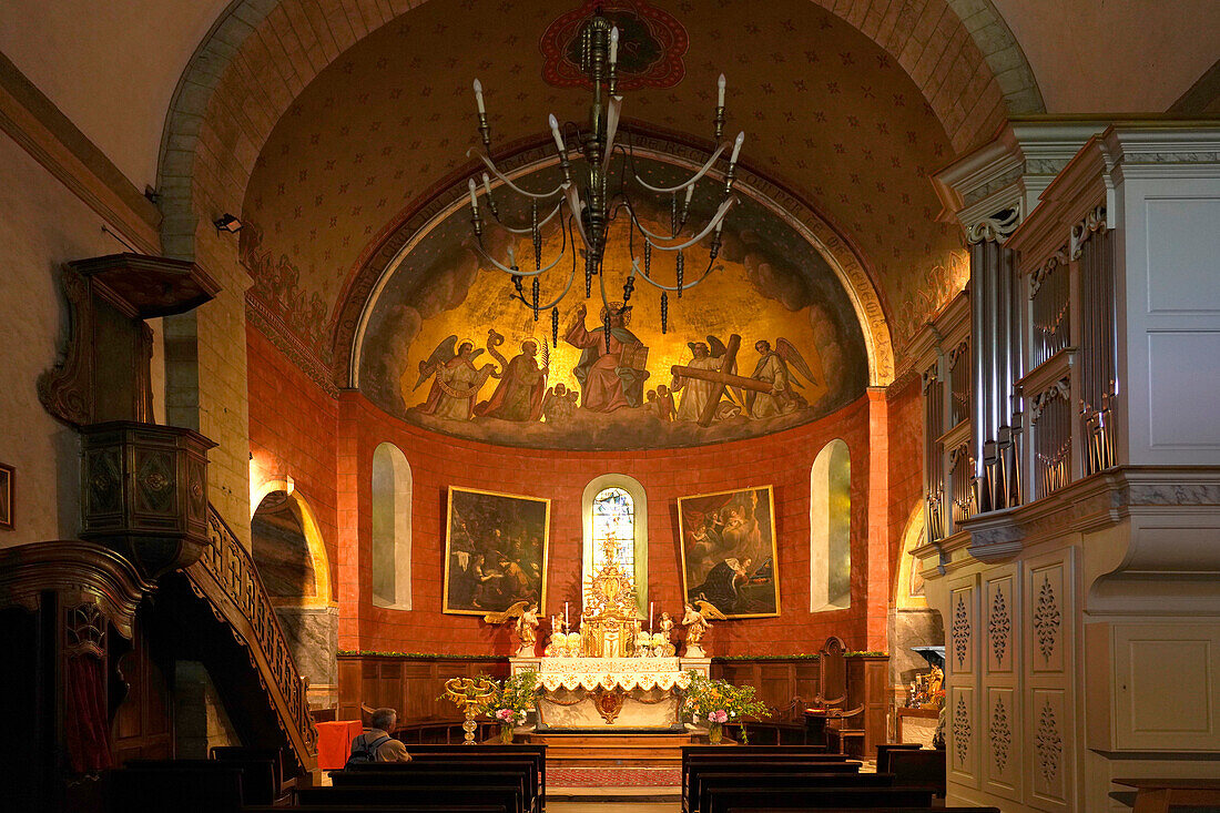 Innenraum und Altar der Kirche Saint-André oder Kirche der Templer in Luz-Saint-Sauveur, Pyrenäen, Frankreich, Europa