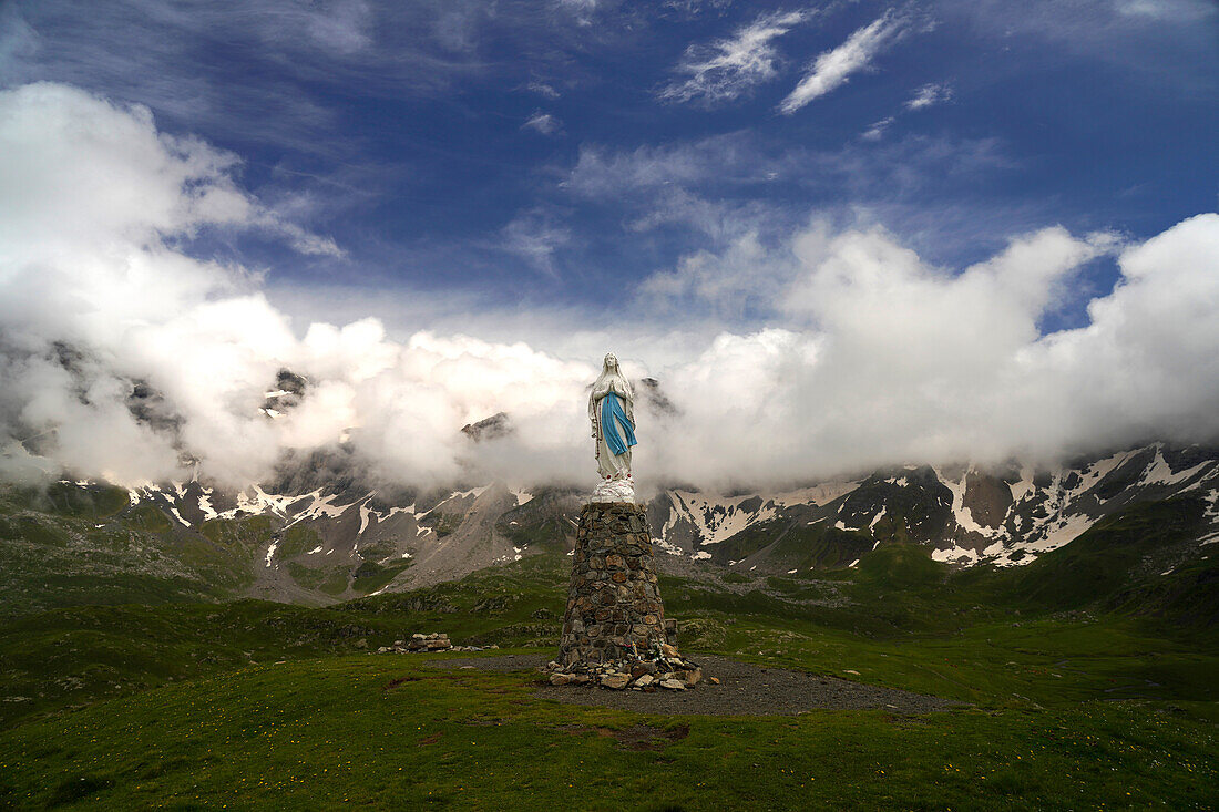  Statue of the Madonna La Vierge de Troumouse in the Cirque de Troumouse in the Pyrenees National Park near Gavarnie-Gèdre, France, Europe 