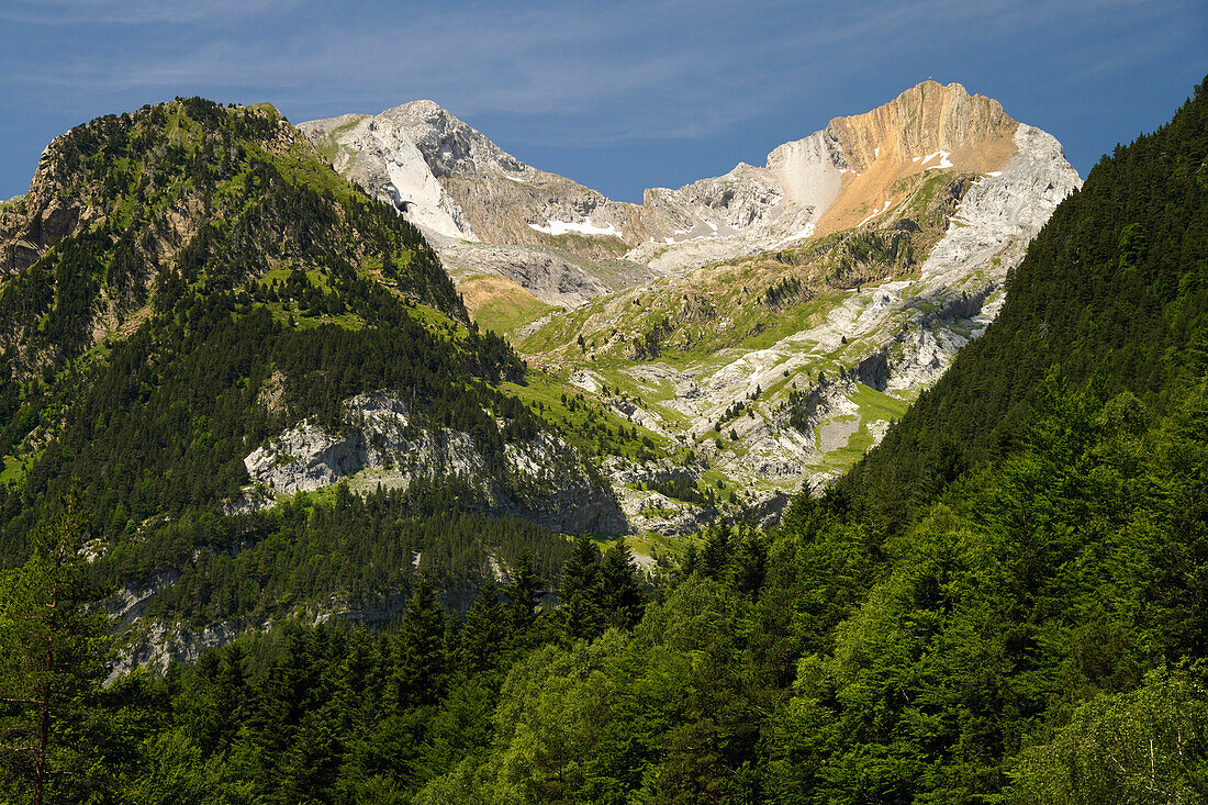 Gebirgslandschaft im Bujaruelo-Tal oder Valle de Bujaruelo bei Torla-Ordesa, Spanien, Europa